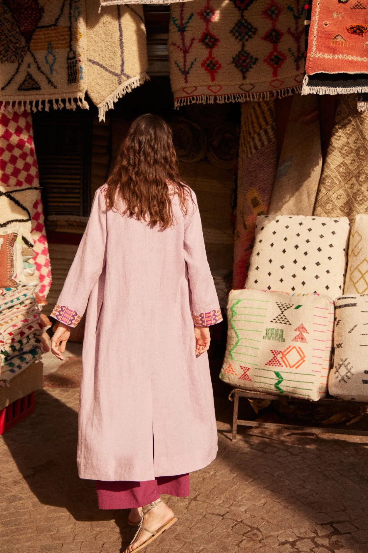 carmela_kimono_largo_de_l_1.webp Flash Sale Carmela. Kimono largo de lino bordado Mujer Vestidos Y Monos | Abrigos Y Chaquetas