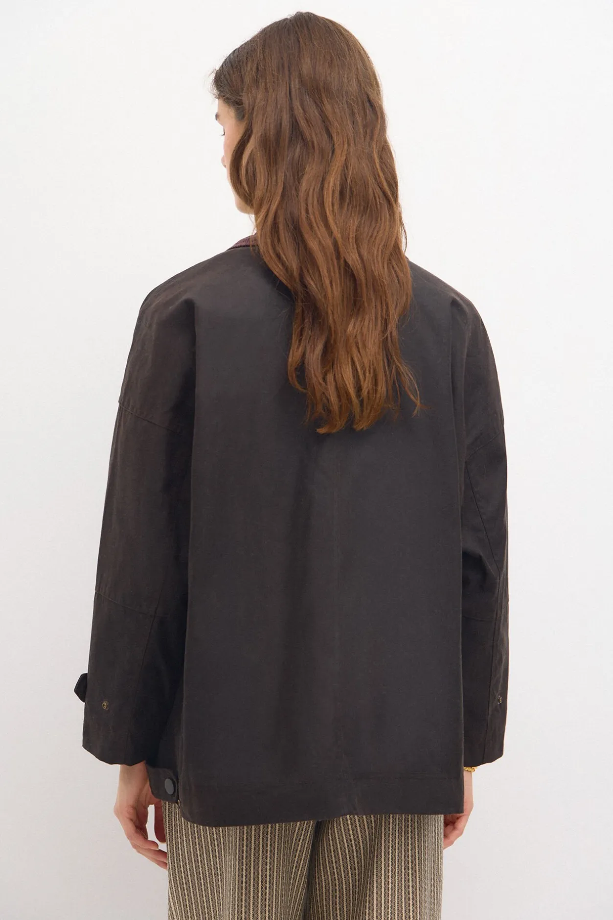 dalila_parka_corta_encera_3.webp Discount Dalila. Parka corta encerada Mujer Abrigos Y Chaquetas