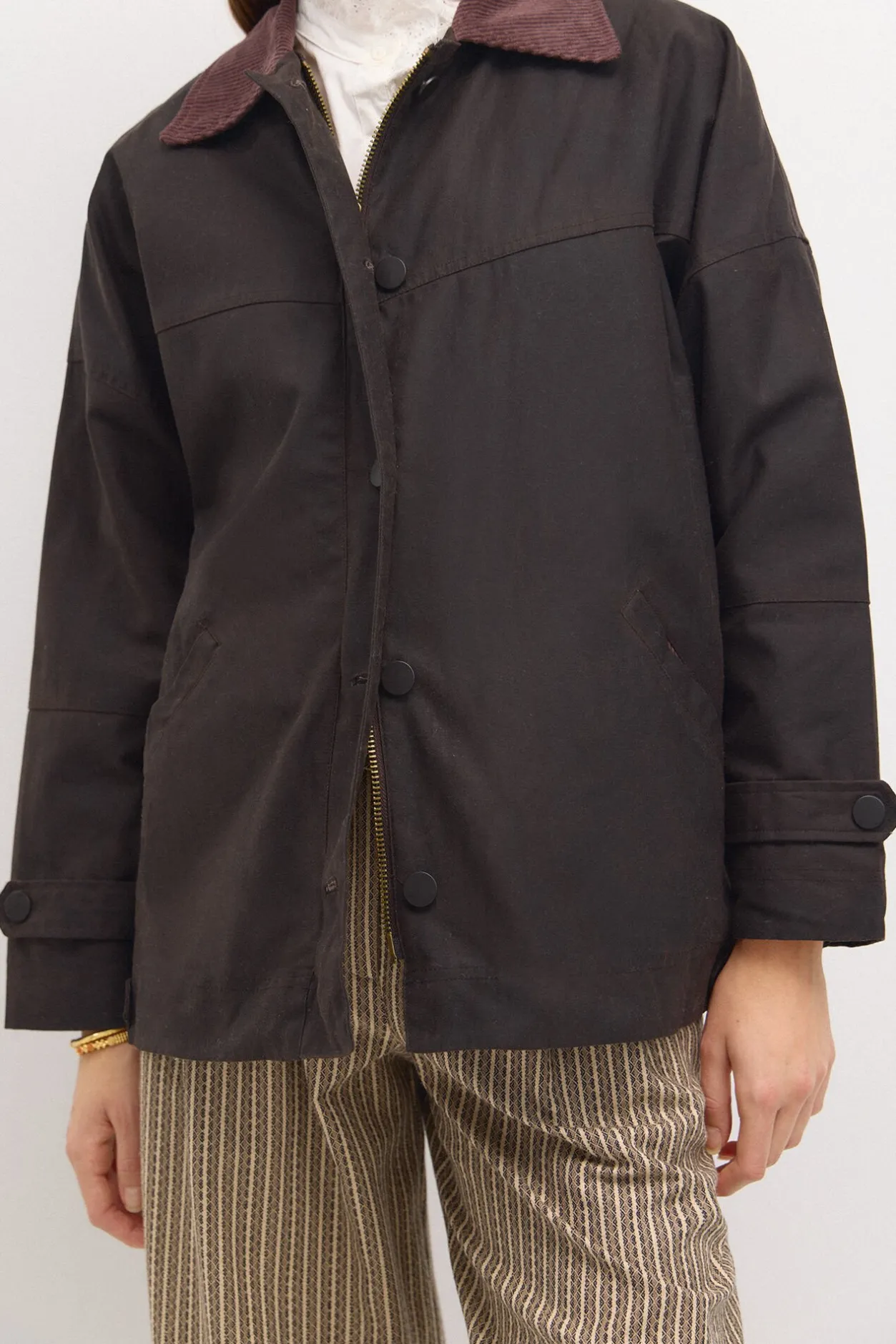 dalila_parka_corta_encera_6.webp Discount Dalila. Parka corta encerada Mujer Abrigos Y Chaquetas