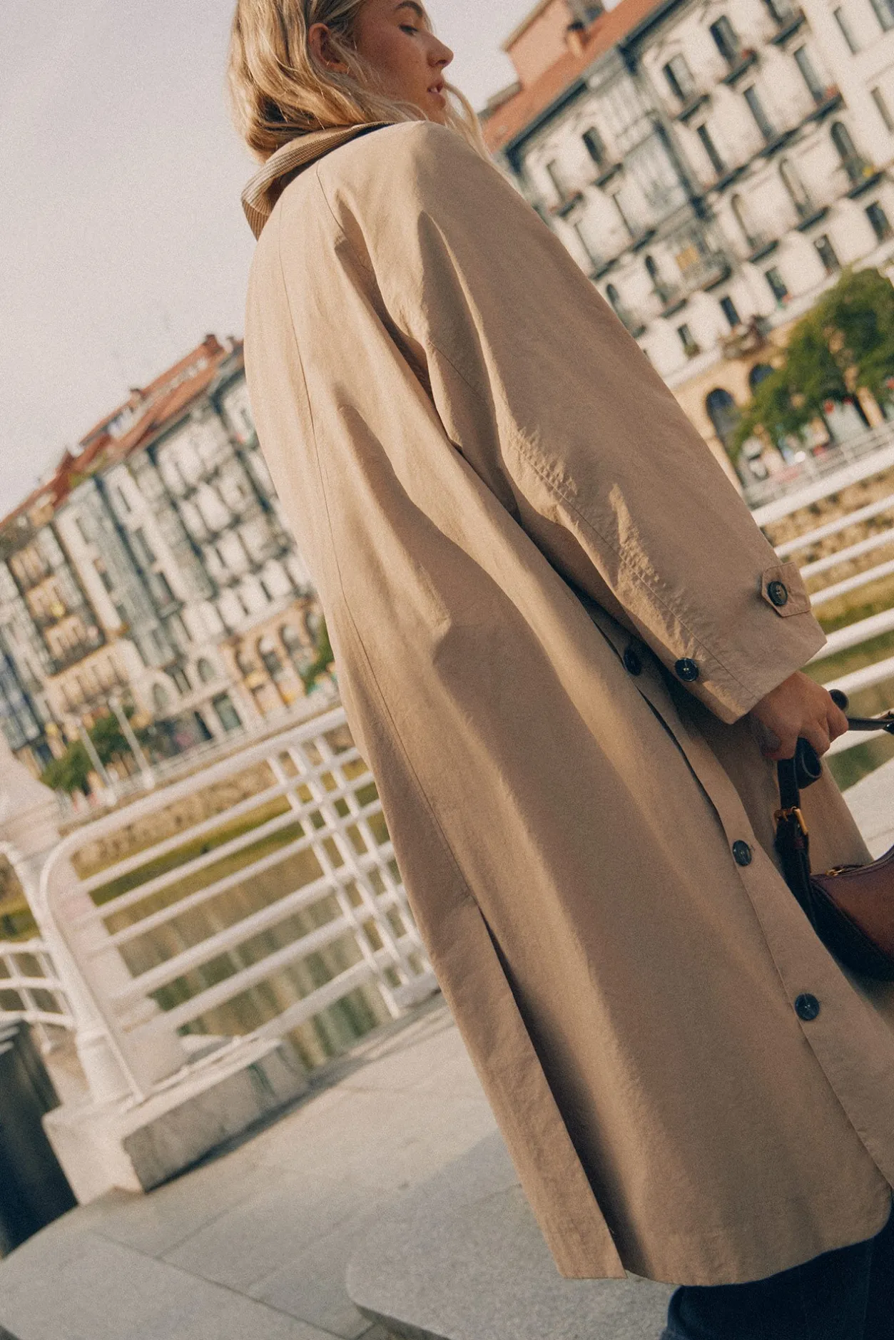 danae_gabardina_larga_ove_1.webp Store Danae. Gabardina larga oversize Mujer Abrigos Y Chaquetas