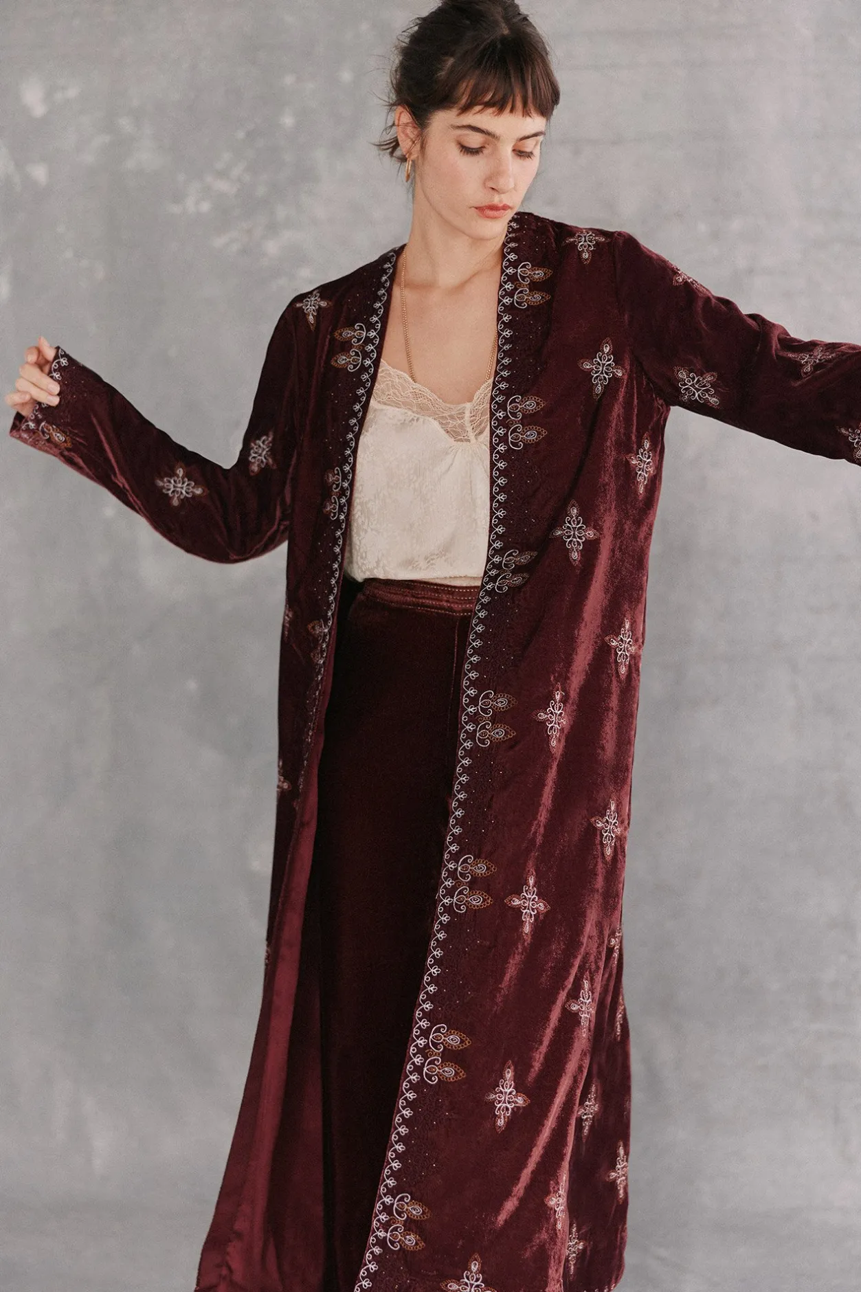 estrella_kimono_largo_ter_1.webp Clearance Estrella. Kimono largo terciopelo bordado Mujer Vestidos Y Monos