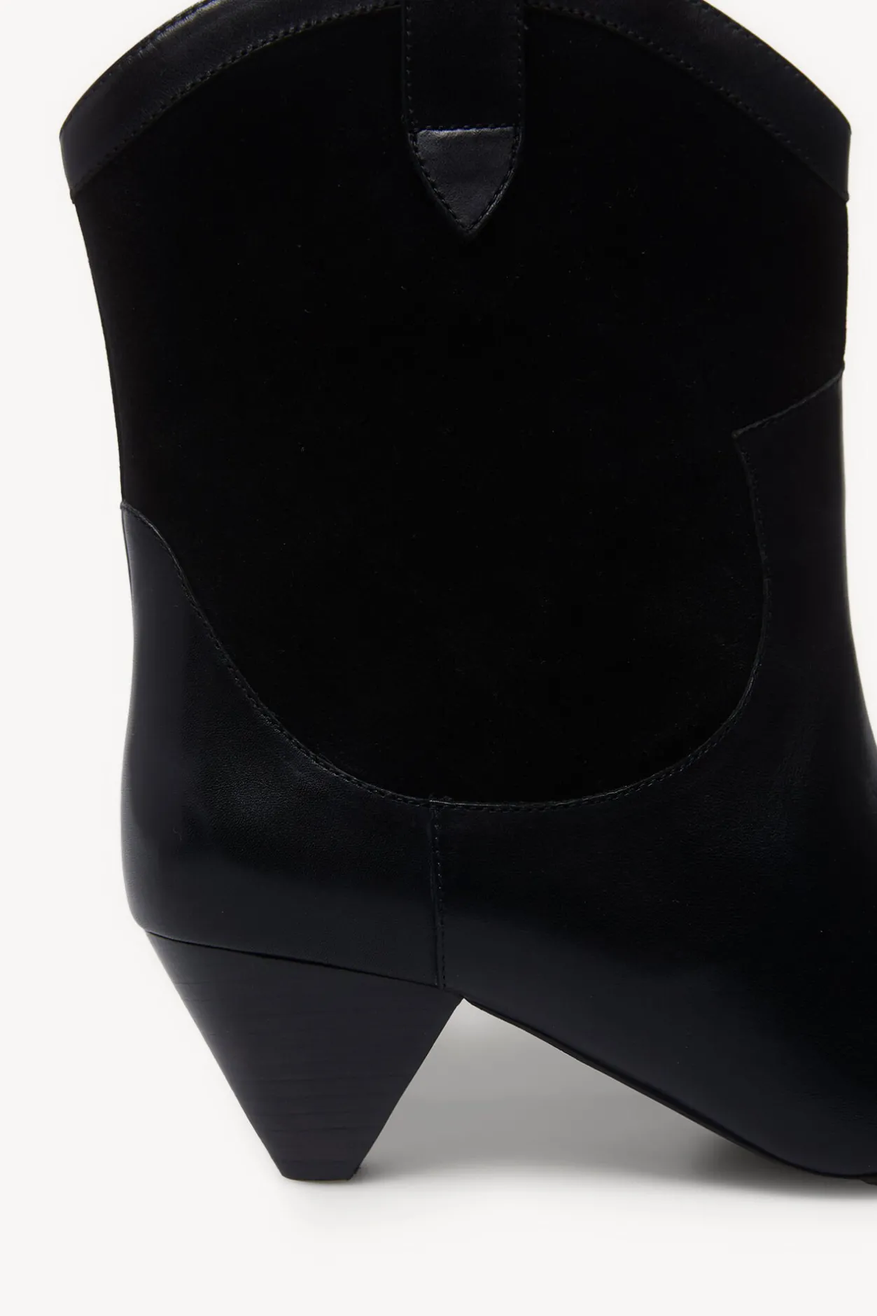 lola_botines_de_serraje_y_2.webp Hot Lola. Botines de serraje y napa Mujer Zapatos