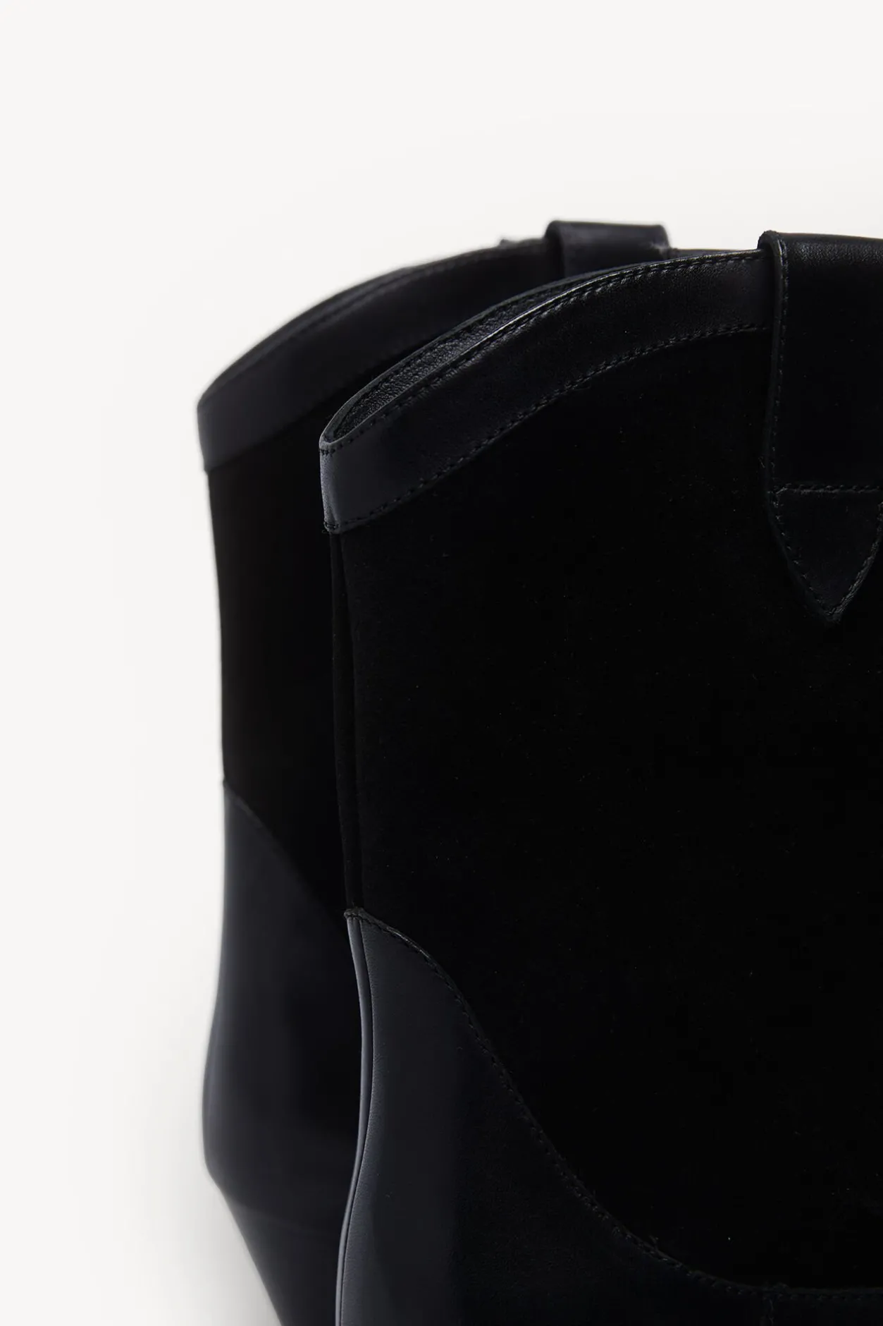 lola_botines_de_serraje_y_3.webp Hot Lola. Botines de serraje y napa Mujer Zapatos
