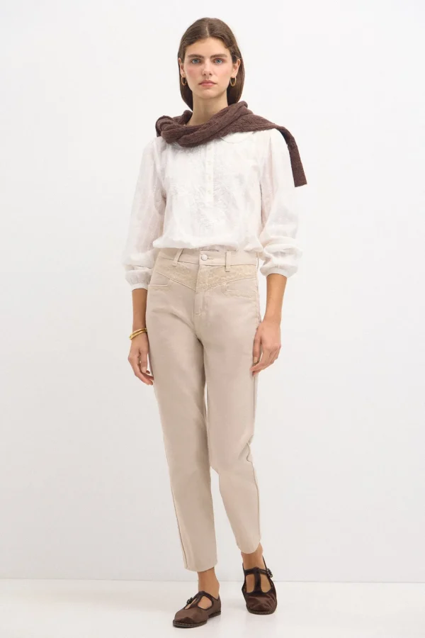 Store Ofelia. Jeans mom con bordados Mujer Jeans | Pantalones