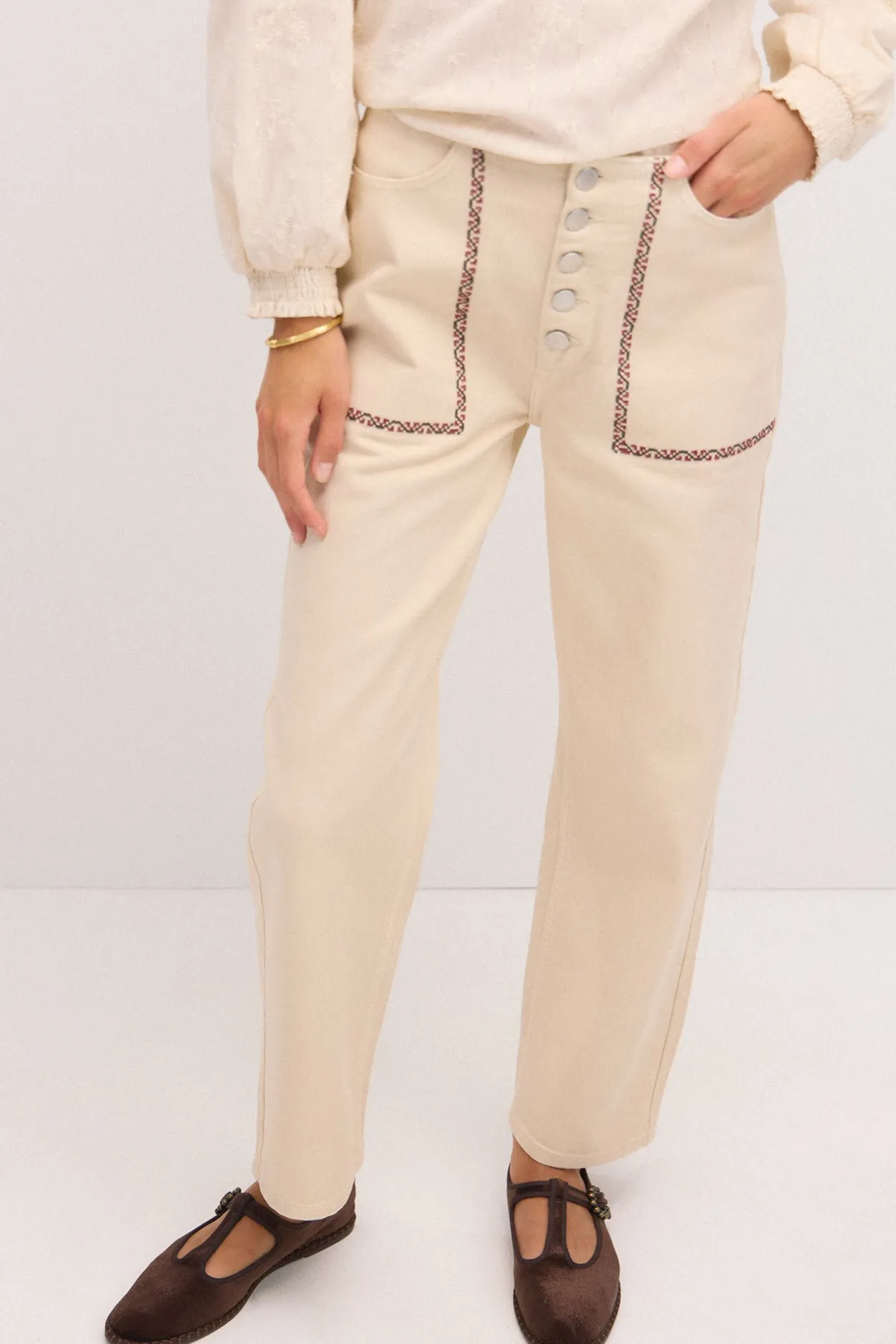 oihana_jeans_rectos_con_b_1.webp Sale Oihana. Jeans rectos con bordados Mujer Jeans | Pantalones