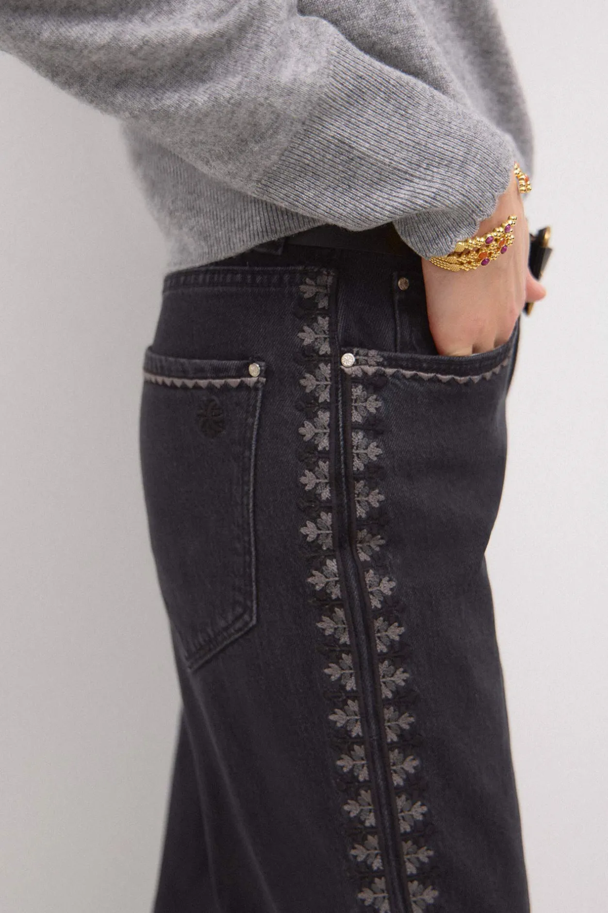 olena_jeans_mom_con_borda_1.webp Clearance Olena. Jeans mom con bordados Mujer Jeans | Pantalones