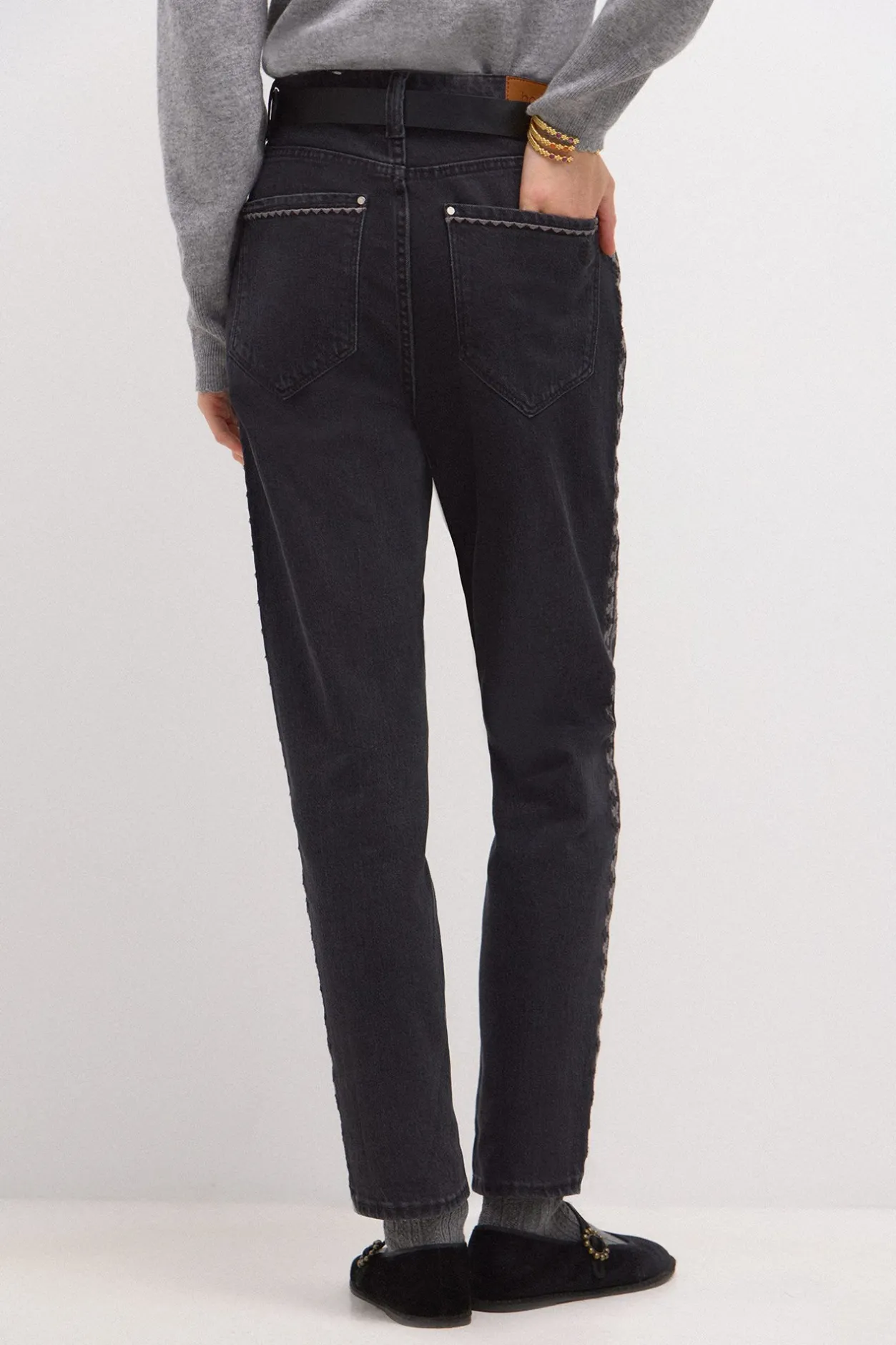 olena_jeans_mom_con_borda_3.webp Clearance Olena. Jeans mom con bordados Mujer Jeans | Pantalones