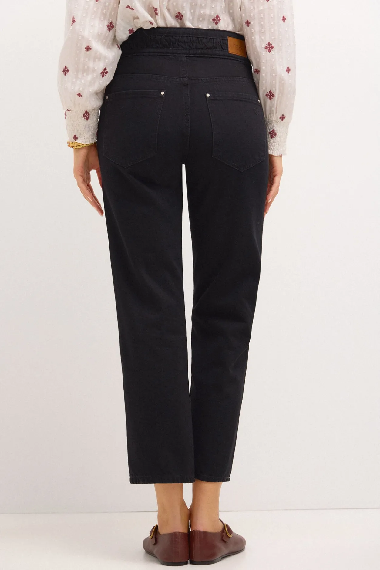 omega_jeans_rectos_con_co_4.webp Best Omega. Jeans rectos con cortes Mujer Jeans | Pantalones