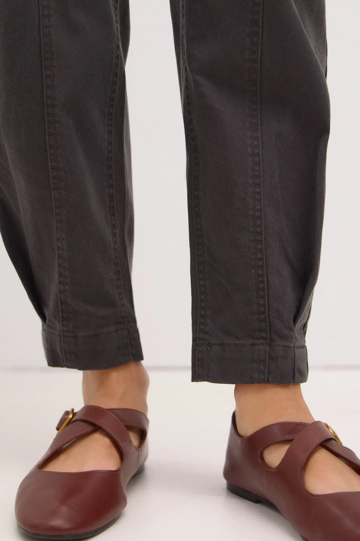 paloma_pantaln_de_algodn__2-1.webp Clearance Paloma. Pantalón de algodón con pinzas Mujer Pantalones