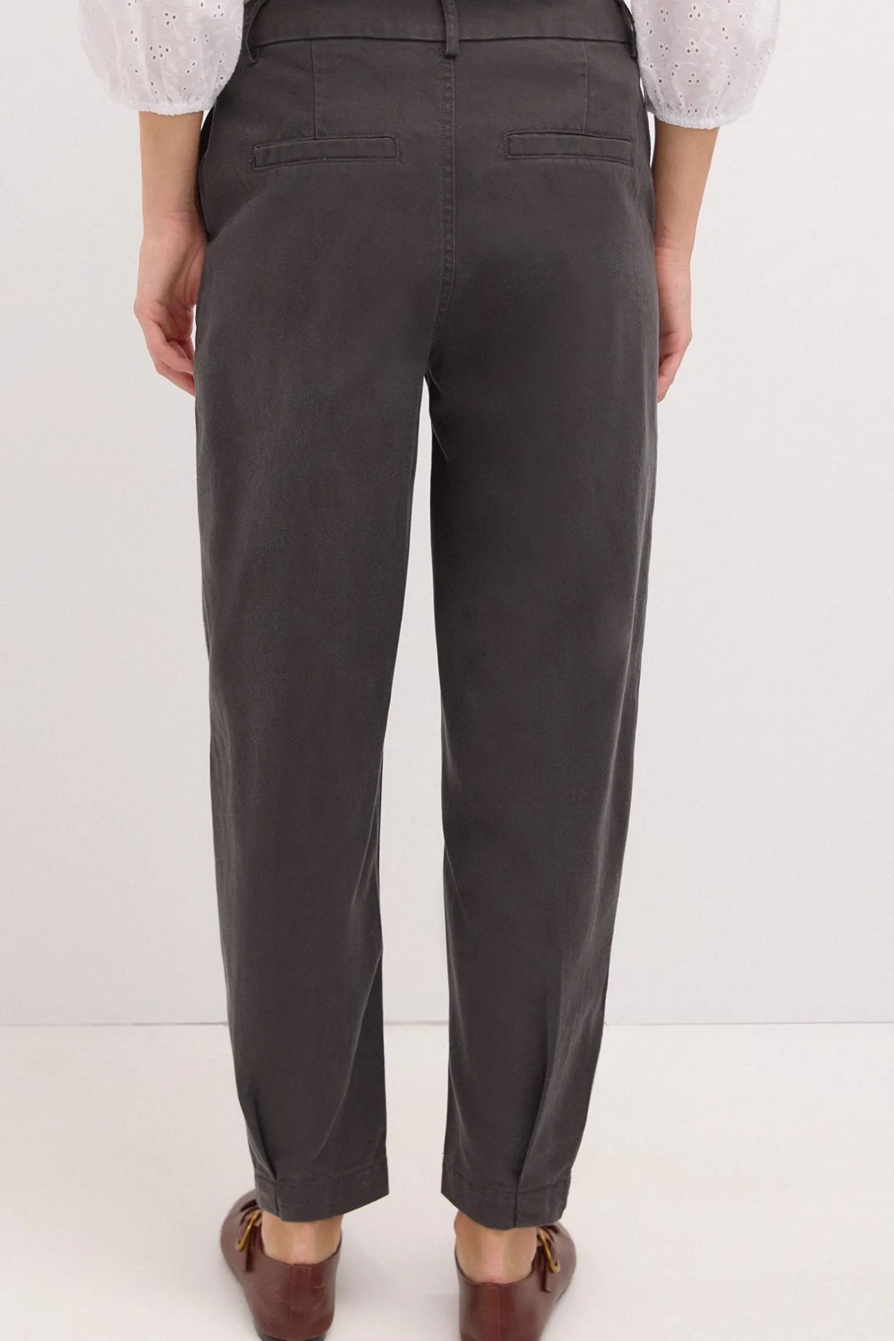 paloma_pantaln_de_algodn__3-1.webp Clearance Paloma. Pantalón de algodón con pinzas Mujer Pantalones