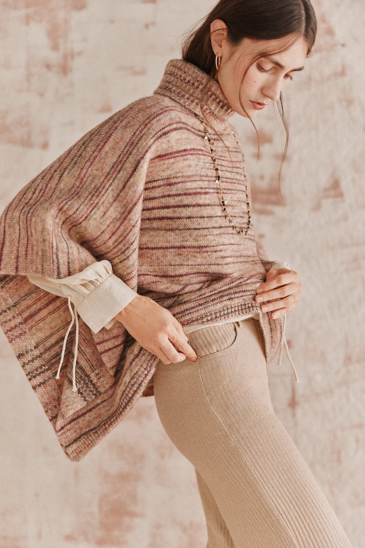 teocleta_poncho_de_punto_4.webp Shop Teocleta. Poncho de punto Mujer Abrigos Y Chaquetas | Jerséis Y Cárdigans